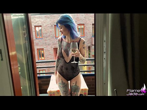 ❤️ 途方もない女の子がガブガブとしゃぶり、広い空の下で情熱的にファックする ️ ファッキングビデオ ❌️❤